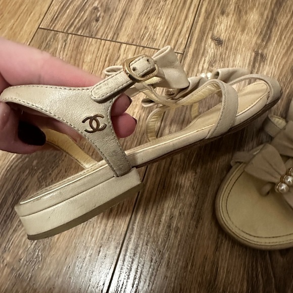 CHANEL Beige Leather Bow CC Logo Sandals Size 37 - Picture 6 of 10